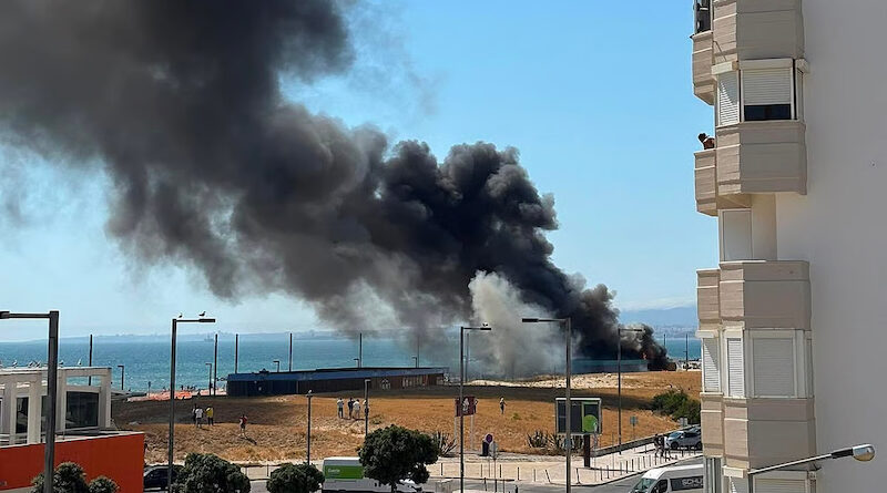 Costa da Caparica | Incêndio em apoio de praia do Dragão Vermelho