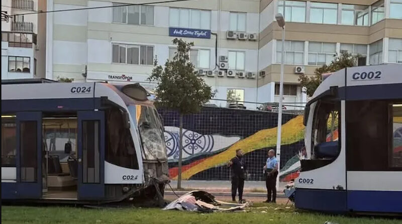 Dois feridos ligeiros em colisão de metros em Almada